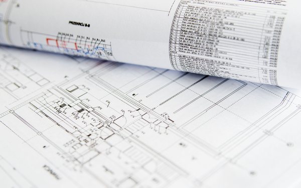 Légtechnikai tervrajzok az asztalon, elemlistával és metszetekkel.