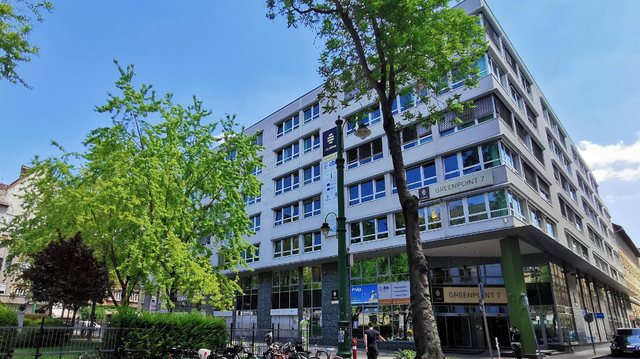 Irodaház utcai homlokzata, ahol a központi légkezelő korszerűsítése történt.