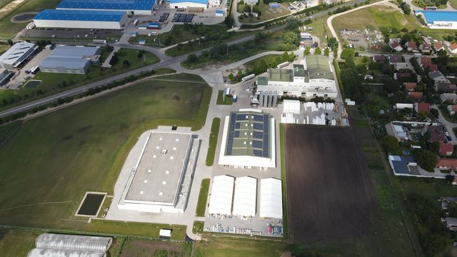 A Folplast gyártótelepe madártávlatból, csarnokokkal és tetőre telepített napelemekkel.