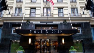 A Martinique Hotel bejárata a New York-i Broadwayn.